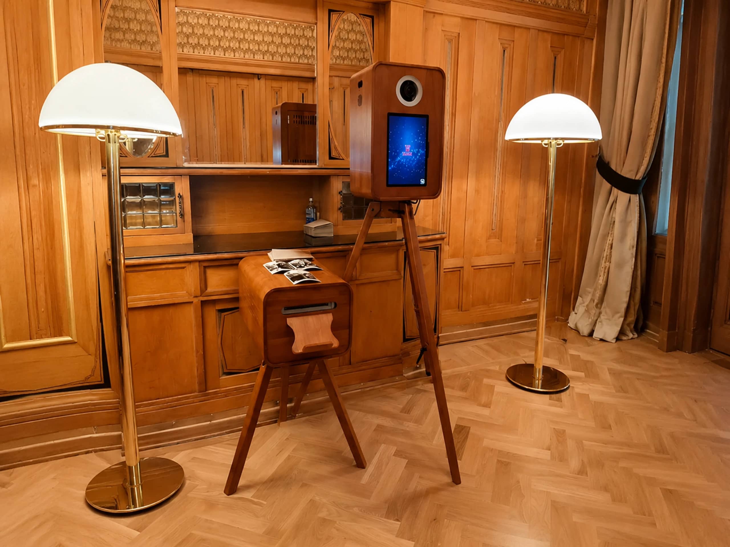 Ретро фотобудка LUNOLAND — деревянный корпус в стиле старинного фотоаппарата на штативе с моментальной печатью